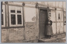 Bäuerin vor Fachwerkhaus Landwirtschaft Bauernhof - Altes Foto
