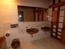 Badezimmer Sanitärset (2 Waschbecken, WC), in exklusiver Farbe rustikal braun