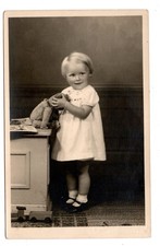Vintage Kinderfoto mit Teddy & Holzspielzeug – evtl. Steiff Bär, 1930er Jahre