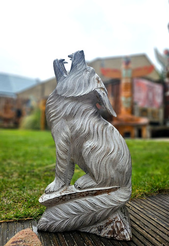 Wolf statue solid wood - wolf,