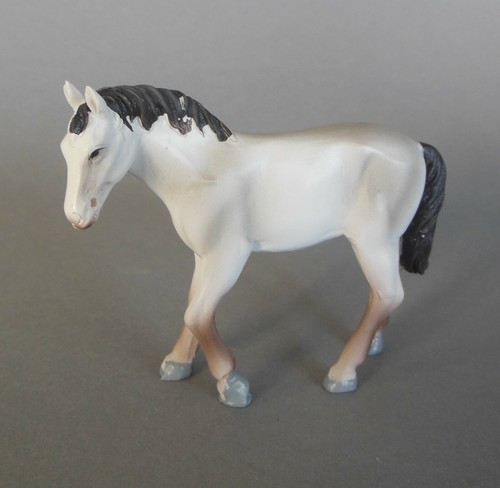 Pferd stehend weiß gebeugt - , 7