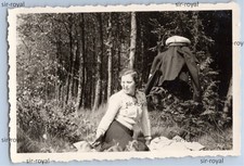 Frau neben Kriegsmarine