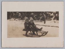 2 Kinder im Winter auf