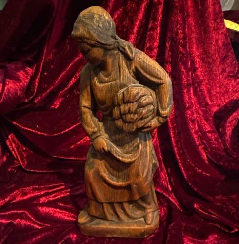 Handgeschnitzte holzfigur frau - holzfigur,