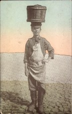 Ak Russen-Type, Mann mit Schürze trägt einen Holzbottich auf dem Kopf - 11439026