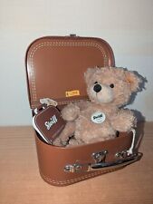 STEIFF Teddybär Fynn mit Koffer. Schild und Knopf.