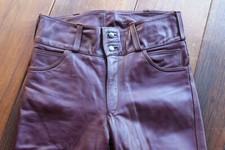 Klasse lila Lederanzug, auch