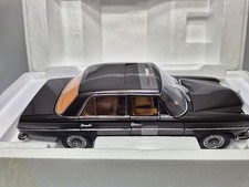 Mercedes 220 /8 (W114) - 1967 - Grau Metallic - Sunstar - SUN5623 - Neu - OVP