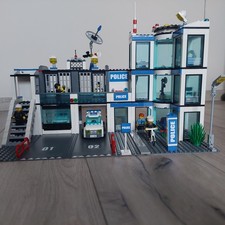 LEGO City 7498 Polizeistation mit Fahrzeugen und Hubschrauber inkl. Bauanleitung
