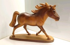 Pferd Holz geschnitzt