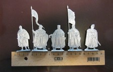 5 KREUZRITTER  Zinnfigur, Vitrinenfigur  8  bzw. 11 cm hoch  auf Sockel   F.H.