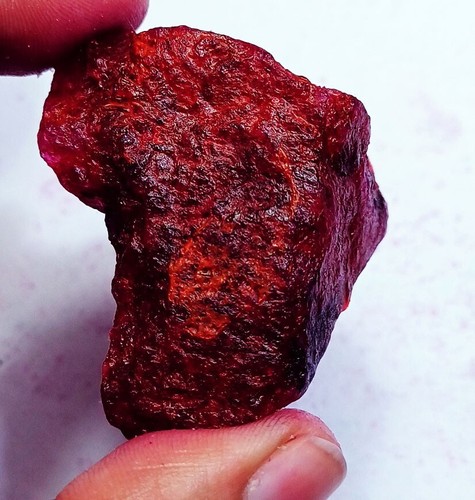 Roter beryll rohes - (bixbite),