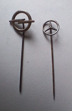 2x alte Anstecknadel : Opel / Mercedes Benz - Emblem – Auto / Automobil …