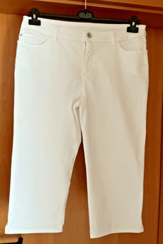 Weiße jeanshose der marke - weiße,