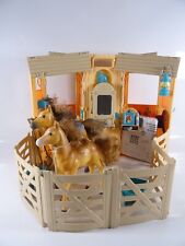 Barbie Cali-Girl Spielset Pferdestall Mattel J5841 mit Zubehör 2 Fohlen (17494)