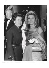 C335/ Nancy Sinatra mit Mutter Pressefoto  1966 26 x 20.5 cm 
