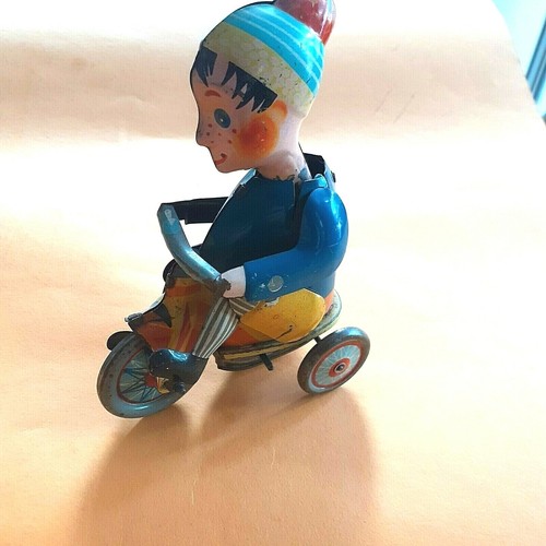 Junge auf dreirad uhrwerk - auf, ok--