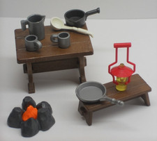 Tisch mit Geschirr Fußbank