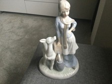 Dekofigur aus Keramik - Gilde Porzellan - Frau mit Tier  in Blau & Weiß