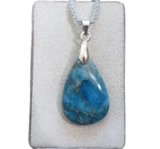 Apatit Cabochon Anhänger mit  Kralle Nr. 4503