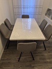 Grosser Tisch mit 6 Stühlen
