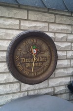 Gepflegter Fassboden mit Uhr von Detmolder Pilsener
