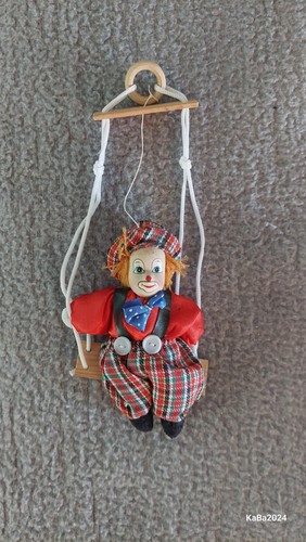 Clown auf schaukel mit - auf,