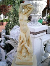 Steinfigur "Frau in der Hand"