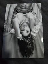 Aktfoto Erotik, Mann liegt auf Frau, schöner Busen lange Haare (15X10) Foto