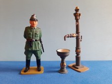 Berliner Zinnfiguren: Berliner Schutzpolizist mit Pumpe & Brunnen (Vollfigur)