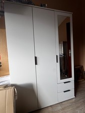 Kleiderschrank mit Spiegel