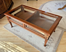 Couchtisch mit Glas, 2