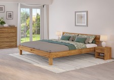 Großes Massivholzbett