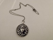 Halskette mit Anhänger Amulett / MEDUSA