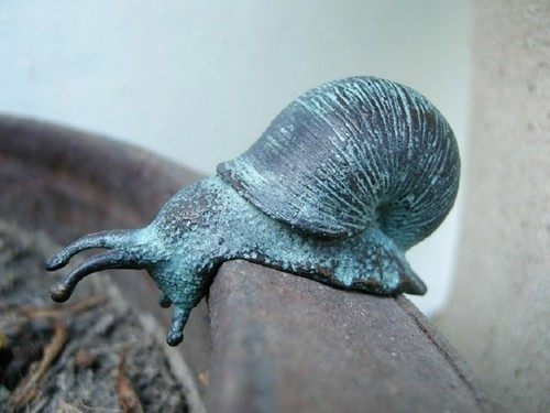 Bronzefigur herabkriechende