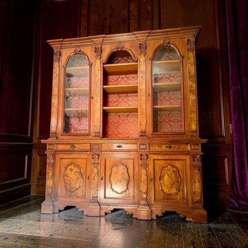 Großes bücherregal mit - großes,