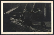 Ansichtskarte Kohtla-Järve, Ölschiefer-Bergbau, Bergleute schieben eine Lore 