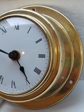 Schiffsuhr mit mechanischem Batteriewerk im Messinggehäuse