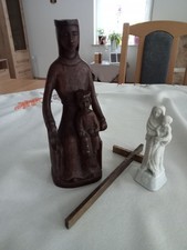 Konvolut von Devotionalien, Madonnenfigur und Kreuz, Material Unbekannt