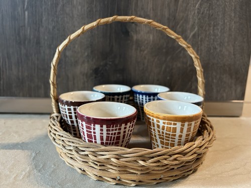 Basttablett und eierbecher - und,
