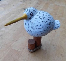 Witzige Möwe auf Pfahl