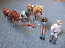 Barbie 2 schöne Pferde mir 2 Fohlen  und 2 Figuren 