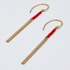 Goldene Ohrringe mit roten