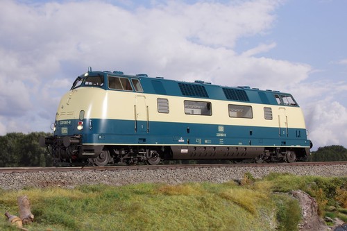 Km1 102002 v200 br220 spur - spur, 1