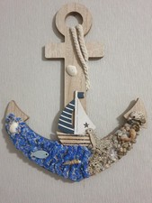 DEKO Anker - Holz - dekoriert mit kleinem Boot - Muscheln - Kies - Maße  31x40x2