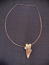 Draht-Designer-Collier mit gelb-/rotgoldfarben Herzanhänger mit Kunstperle