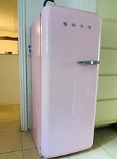 Voll funktionstüchtiger SMEG pink Kühlschrank 1460x510x601