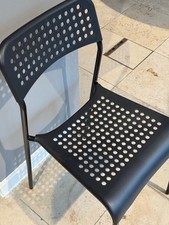 40 Stühle (schwarz, Plastik, stapelbar, Mindestmenge 40 (insges. 60), 6€/Stuhl)