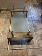 Moderner Glas-Couchtisch mit Ablage – Wohnzimmertisch