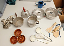 Altes Puppen Kindergeschirr Blech Töpfe Holz Spielzeug Kuchenform